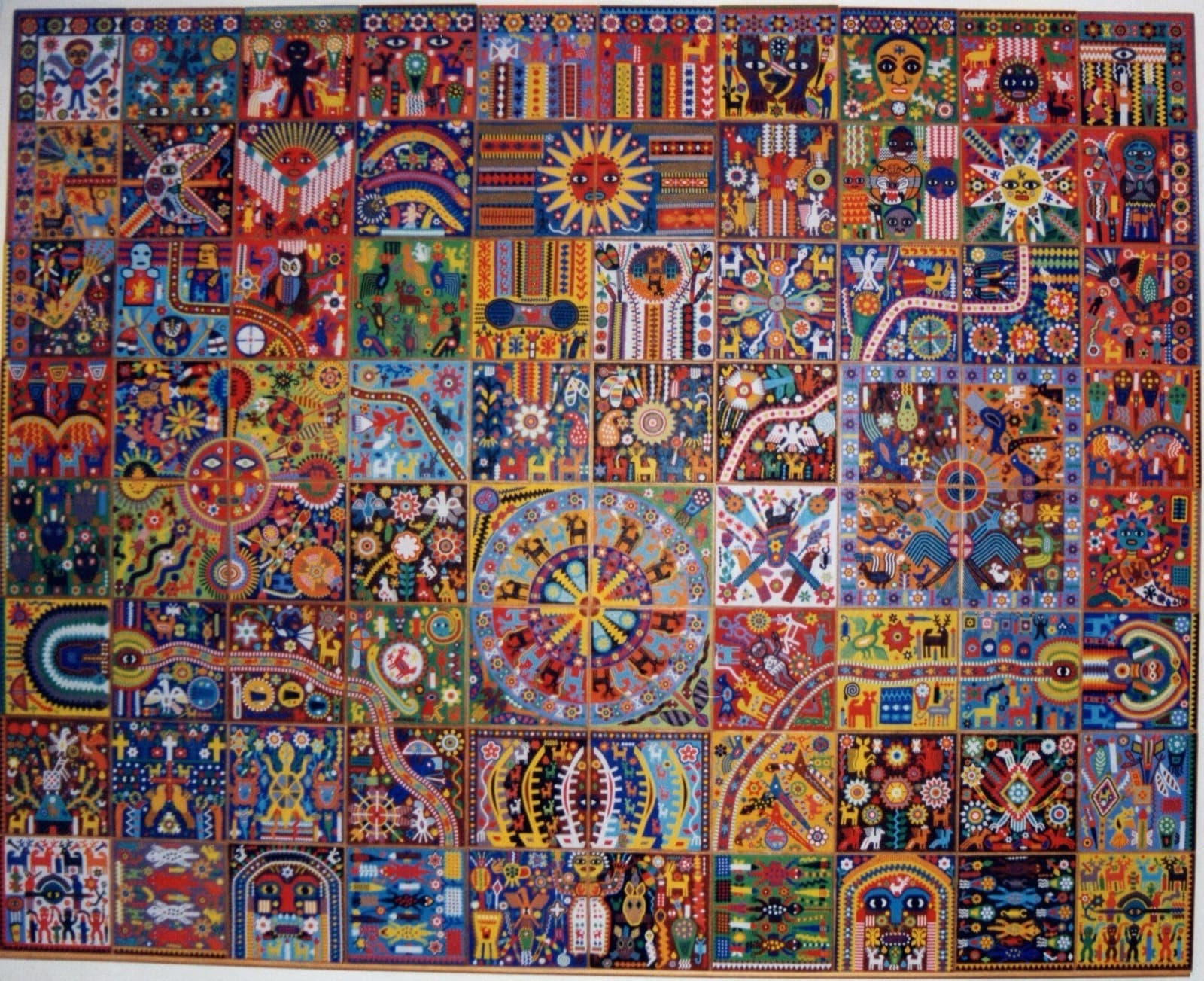 Cuadro de estambre huichol titulado «Visión de un mundo místico» con figuras oníricas y colores intensos